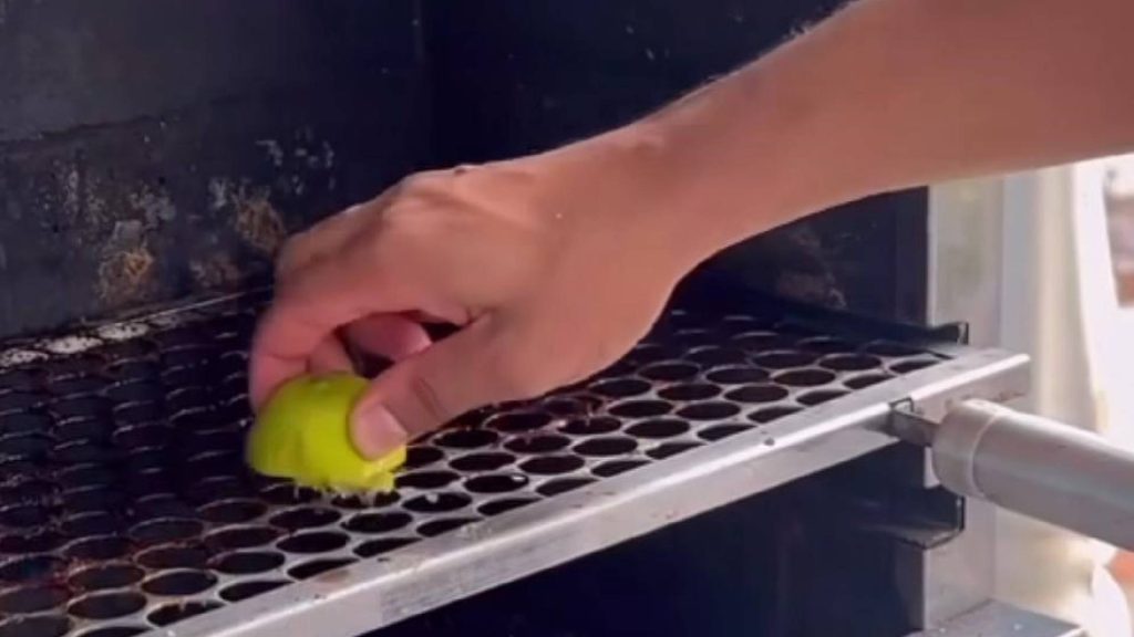 Limão ajuda a remover a sujeira que fica na grelha