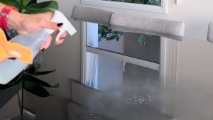 Um pouco de vinagre e álcool é a melhor mistura para limpar os vidros