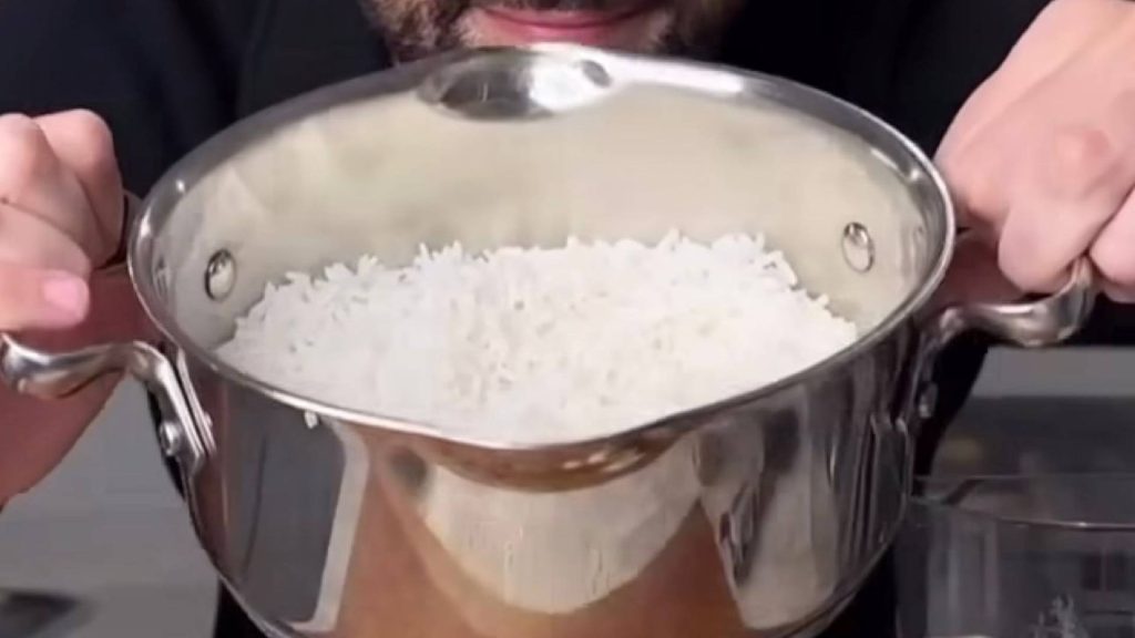 Utilize o arroz que sobrou para fazer uma deliciosa pizza