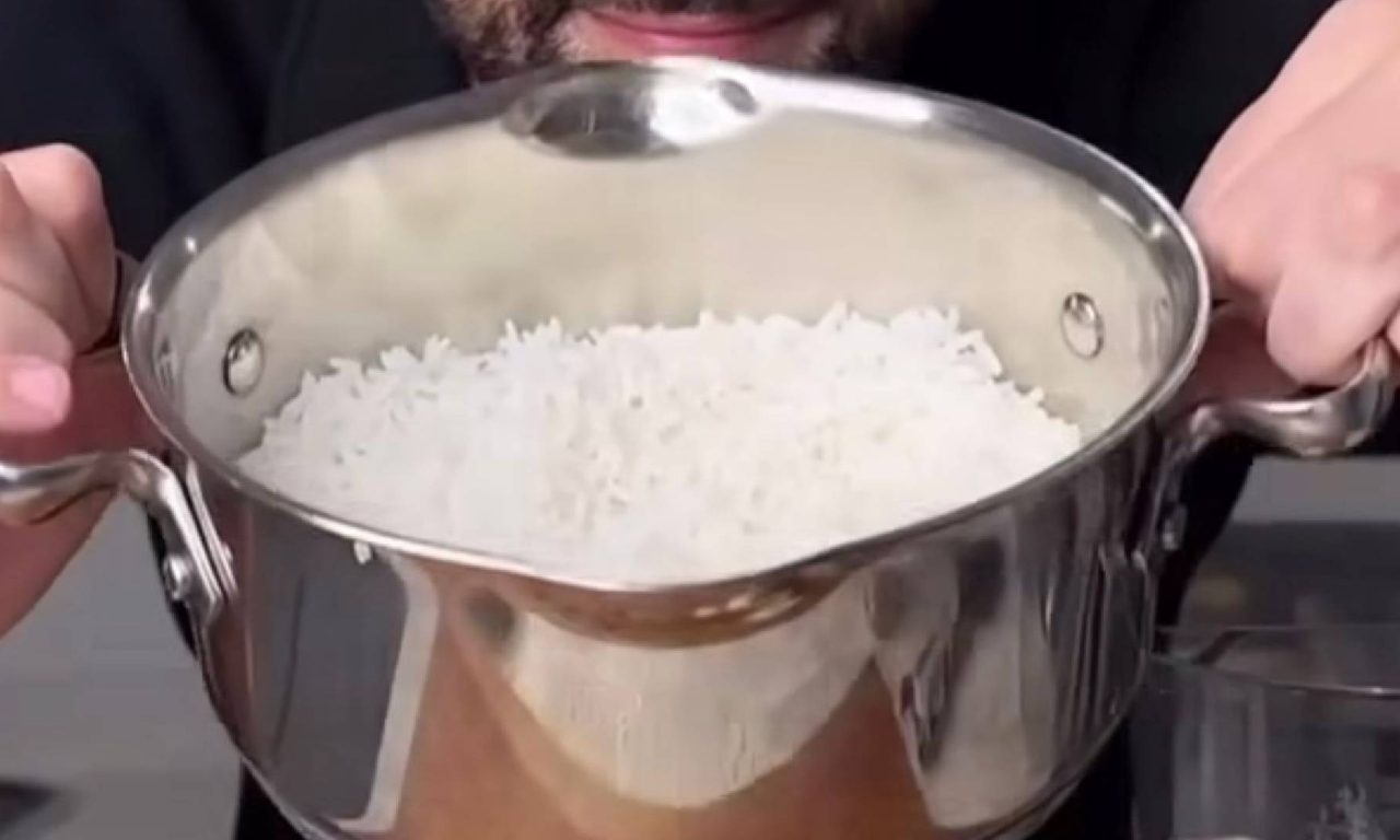 Utilize o arroz que sobrou para fazer uma deliciosa pizza