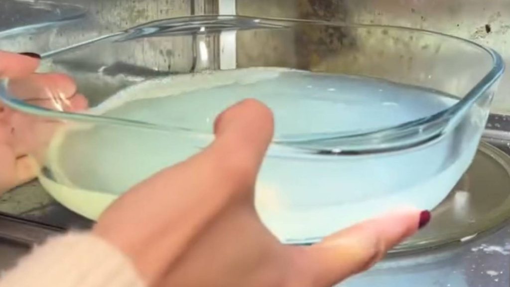 Mistura para tirar o cheiro ruim do micro-ondas