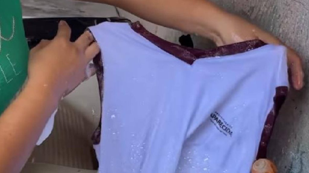 Truque para deixar as roupas escuras sem pelos e muito mais limpas na hora de lavar na máquina de lavar