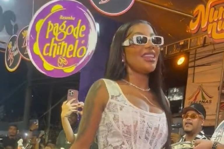 Ludmilla faz show surpresa e lota viaduto no subúrbio do Rio