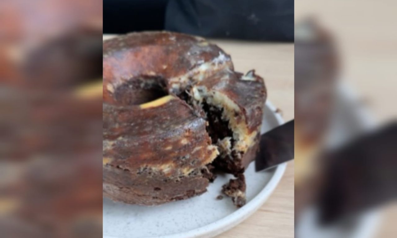 Aprenda a fazer o bolo de chocolate que já sai do forno recheado