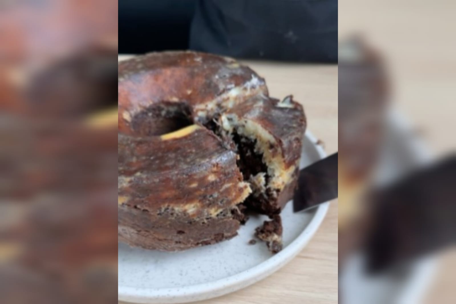 Aprenda a fazer o bolo de chocolate que já sai do forno recheado