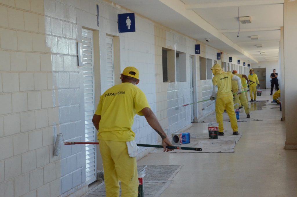 Apenados do sistema prisional de Goiás trabalhando no Autódromo Internacional Ayrton Senna