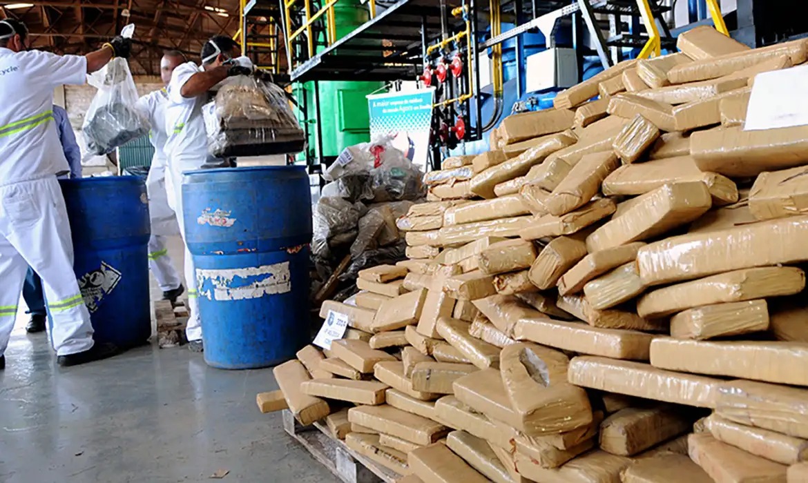 Comércio de cocaína pode render até R$ 335 bilhões a facções no Brasil, diz estudo
