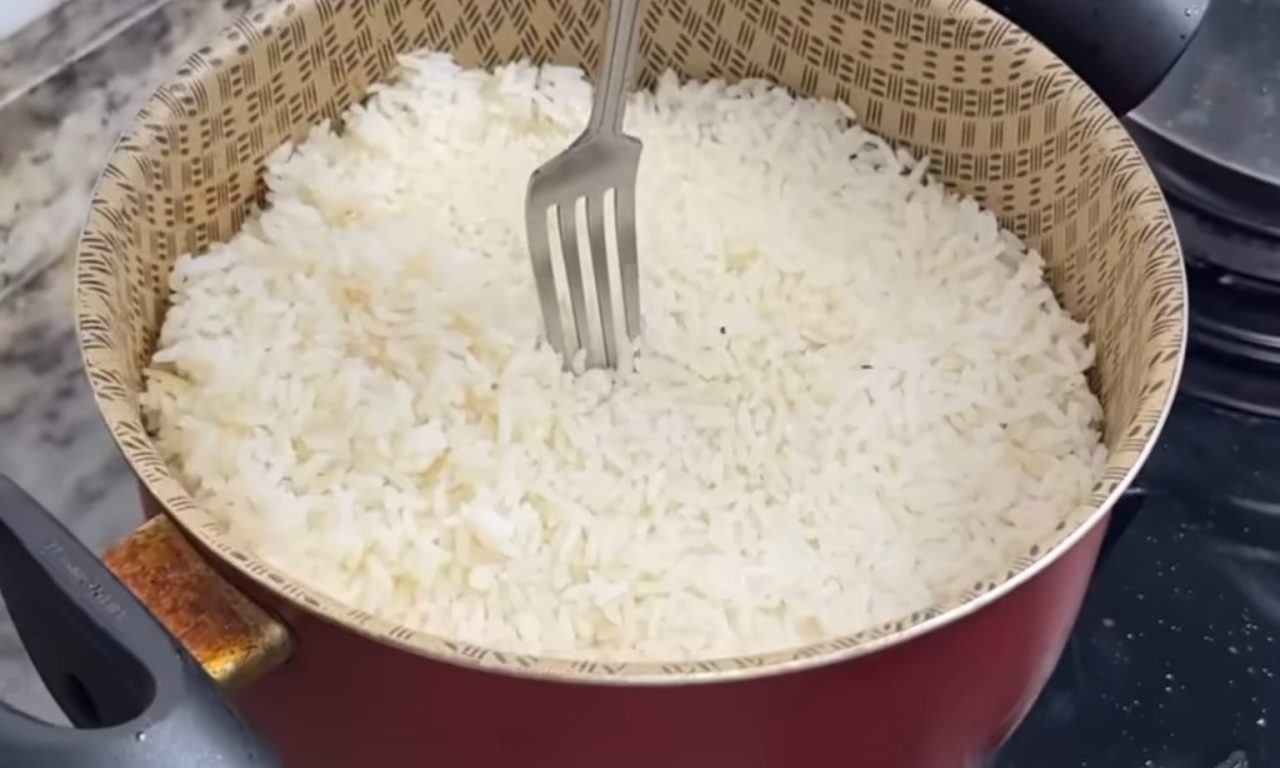 https://www.tudogostoso.com.br/noticias/palavra-de-um-masterchef-o-truque-simples-para-fazer-o-melhor-arroz-branco-da-vida-na-textura-perfeita-a19036.htm