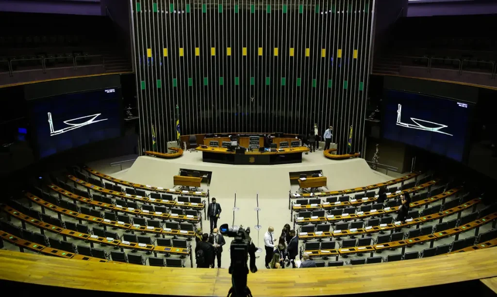 Câmara aprova Mesa Diretora propor suspensão de mandato de deputado