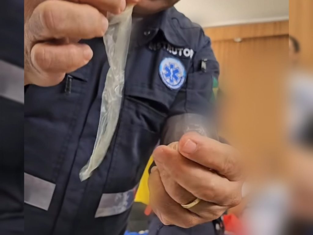 Bombeiro mostra utilidade da camisinha que muitos homens não faziam a menor ideia