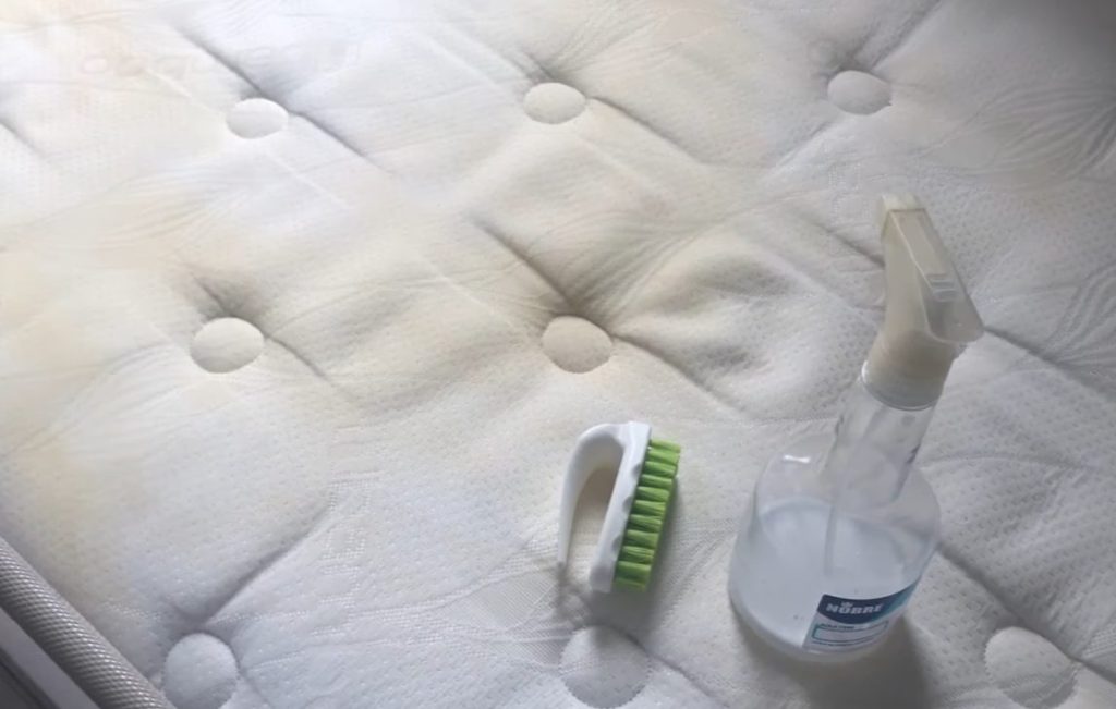 Faça isso e seu colchão amarelado ficará novinho em folha