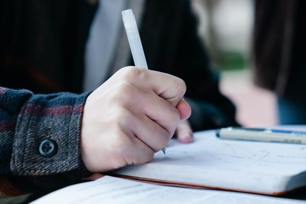 Esta é a única palavra da língua portuguesa que tem plural no meio (muitos não conhecem)