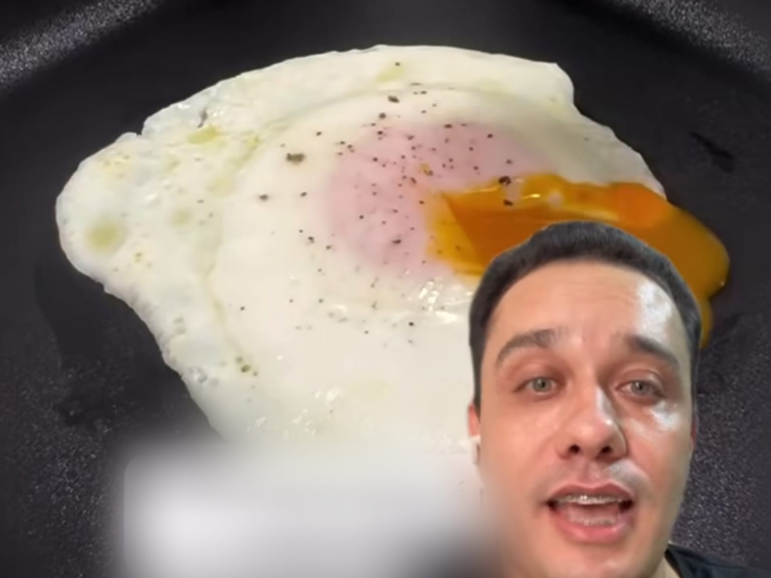A técnica dos chefs para não errar nunca o ponto do ovo frito