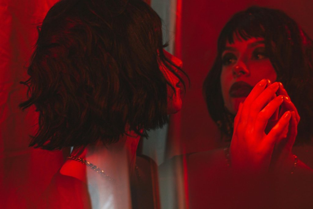 6 Características que Ajudam a Reconhecer uma Pessoa Narcisista signos