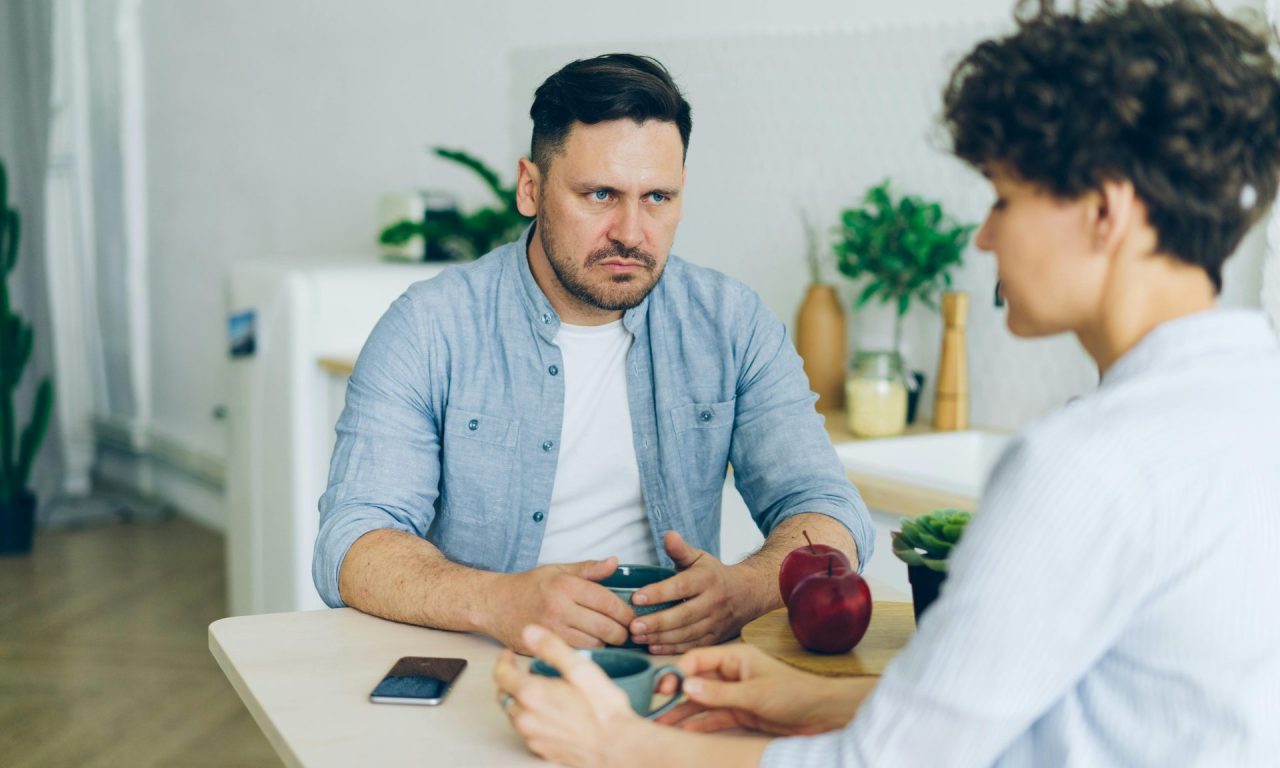 6 comportamentos que um homem passa a ter quando está apaixonado por outra