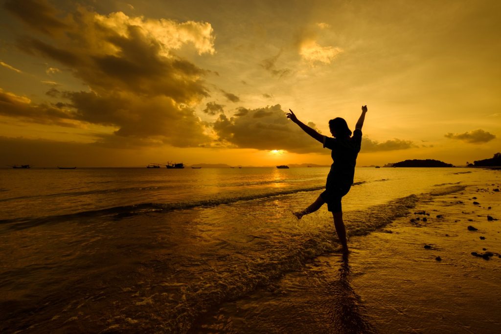 Cientistas desvendam como uma pessoa pode reconfigurar o cérebro para ficar mais feliz