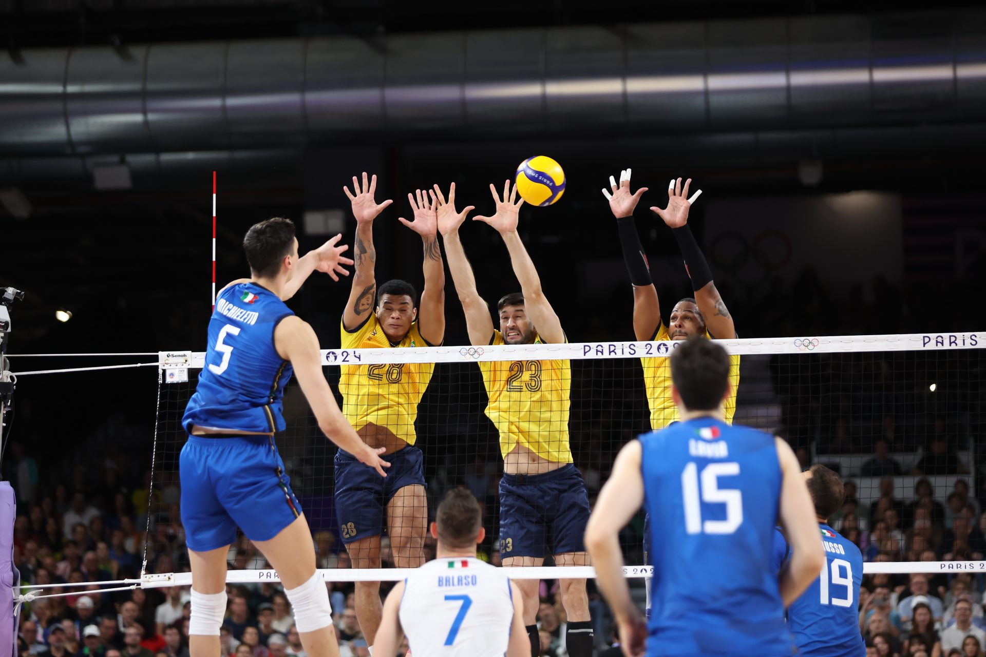 Partida entre Brasil e Itália pelo Grupo B do vôlei masculino, na Arena Paris Sud, pelos Jogos Olímpicos de Paris, neste sábado (27). (Foto: Mathilde Missioneiro/Folhapress)