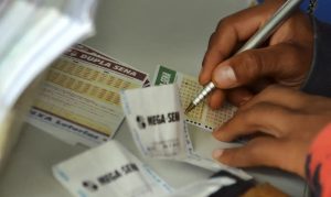 https://www.metroworldnews.com.br/social/2025/02/02/mulher-esquece-bilhete-de-loteria-na-biblia-e-so-descobre-que-ficou-milionaria-ao-limpar-a-casa/