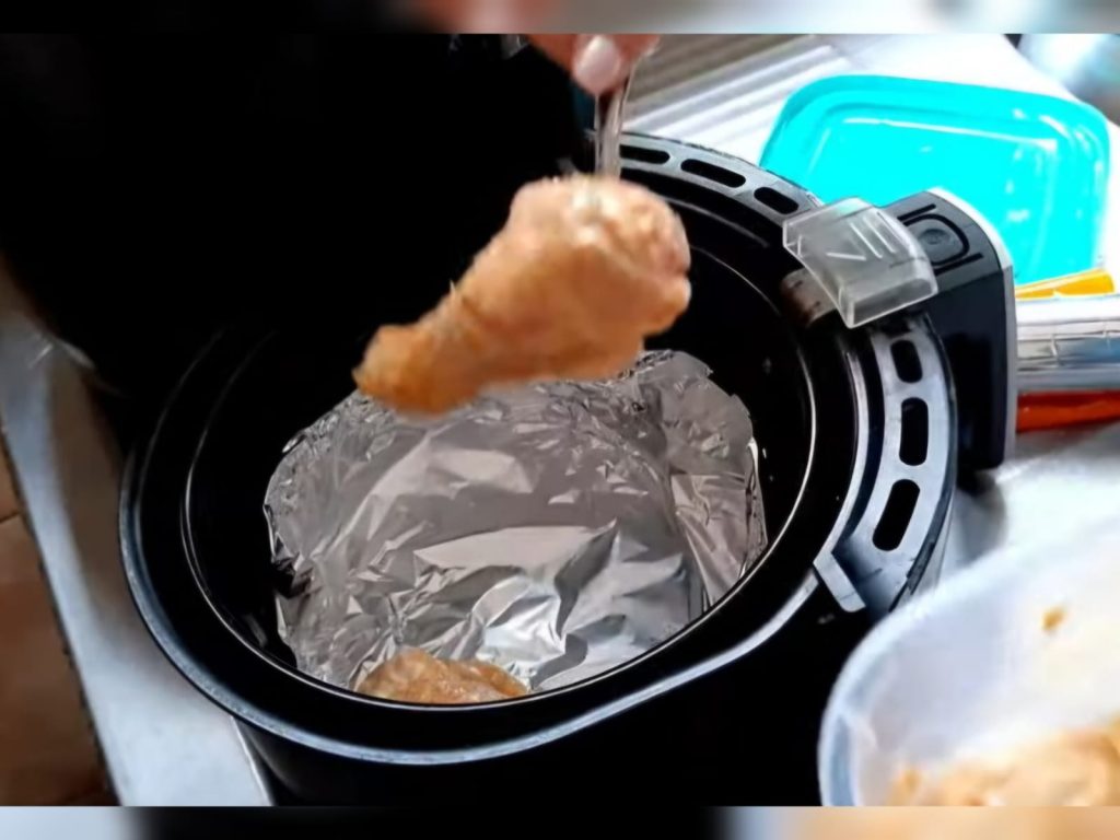 Não é qualquer um dos dois: existe um lado certo para o papel alumínio ser usado