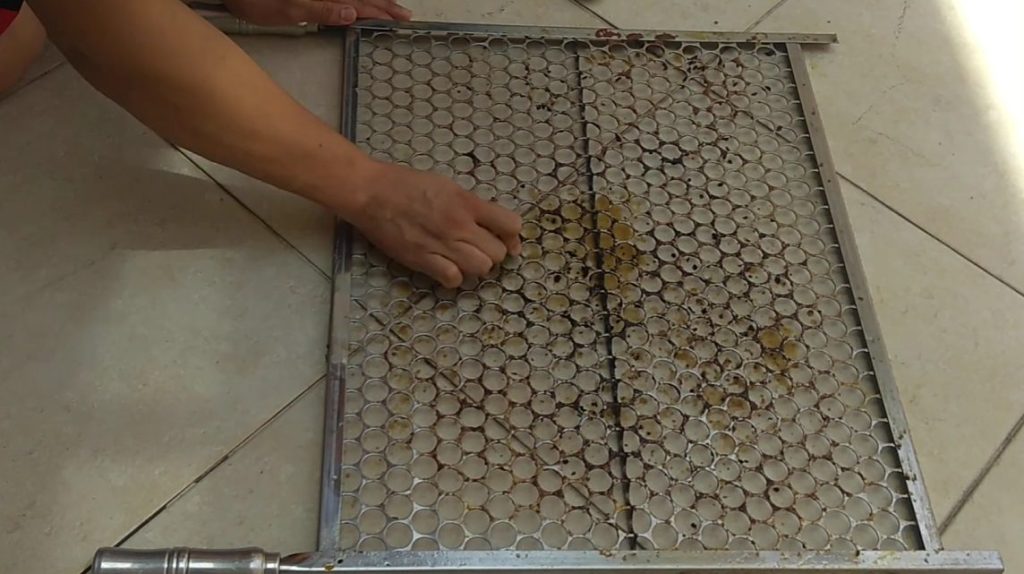 O truque para limpar a grelha de churrasco em menos de 5 minutos