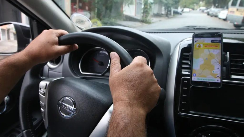 Motoristas de aplicativo ficam em alerta após medida da Uber