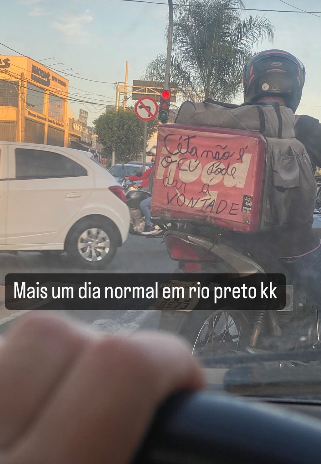 Placa chama atenção de motoristas: “mais um dia normal em Rio Preto”