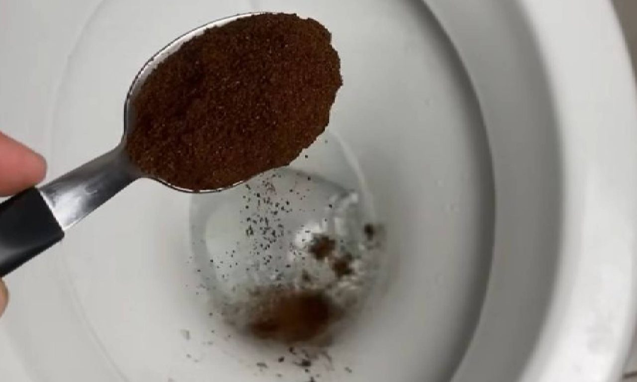 Benefícios de jogar pó de café no vaso sanitário