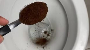 Benefícios de jogar pó de café no vaso sanitário