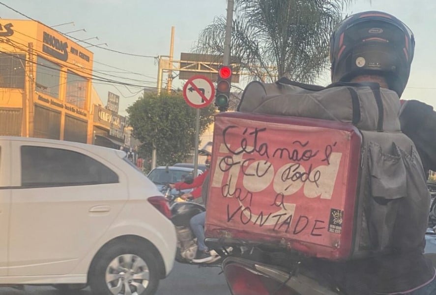 Placa chama atenção de motoristas: “mais um dia normal em Rio Preto”