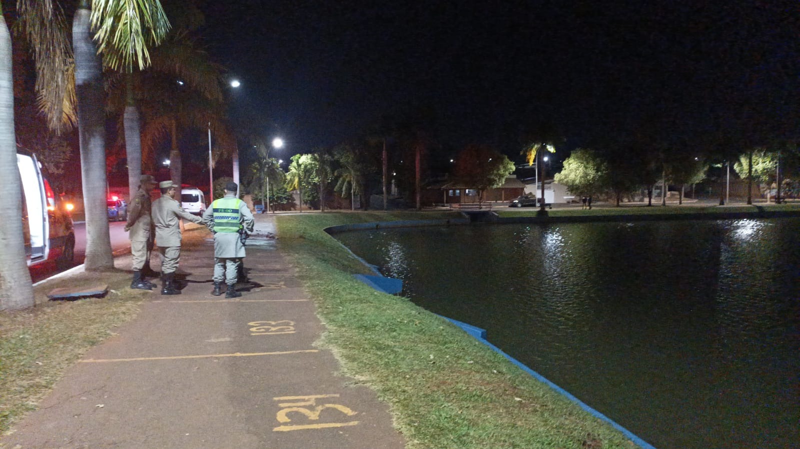 Carro com menores caiu no Lago Sol Poente, em Quirinópolis. (Foto: Divulgação/Corpo de Bombeiros)