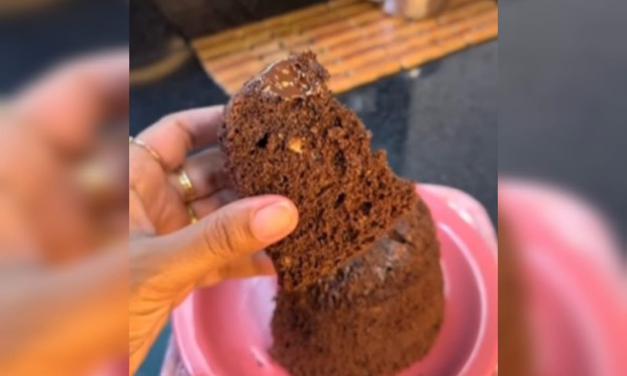 Bolo de chocolate saudável que não leva banana e nem farinha na receita