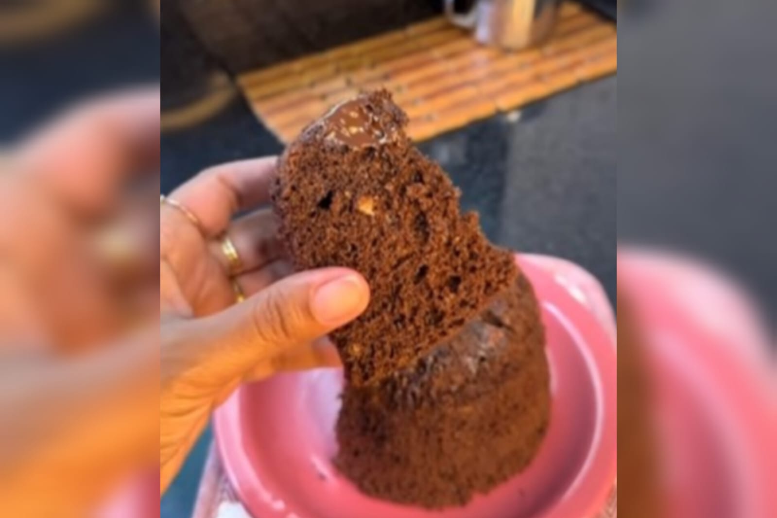 Bolo de chocolate saudável que não leva banana e nem farinha na receita