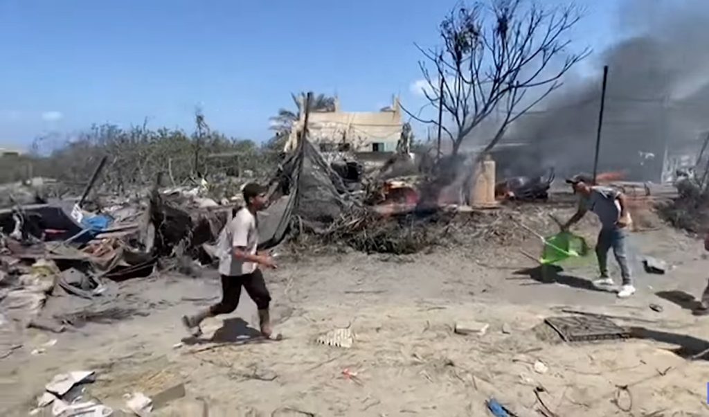 Dezenas de pessoas foram mortas após bombardeio de Israel contra campo de deslocamento, na Faixa de Gaza.