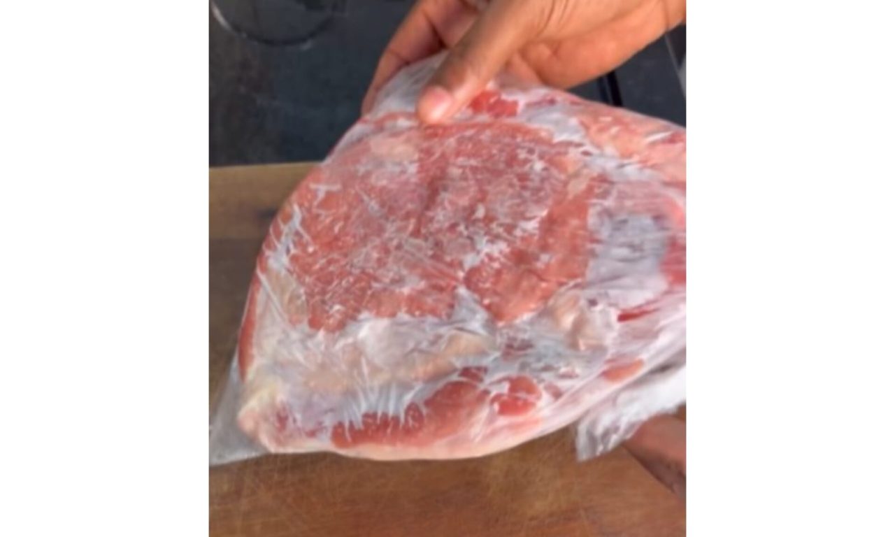 Esqueceu de tirar a carne do congelador? Assim você consegue descongelar em poucos minutos