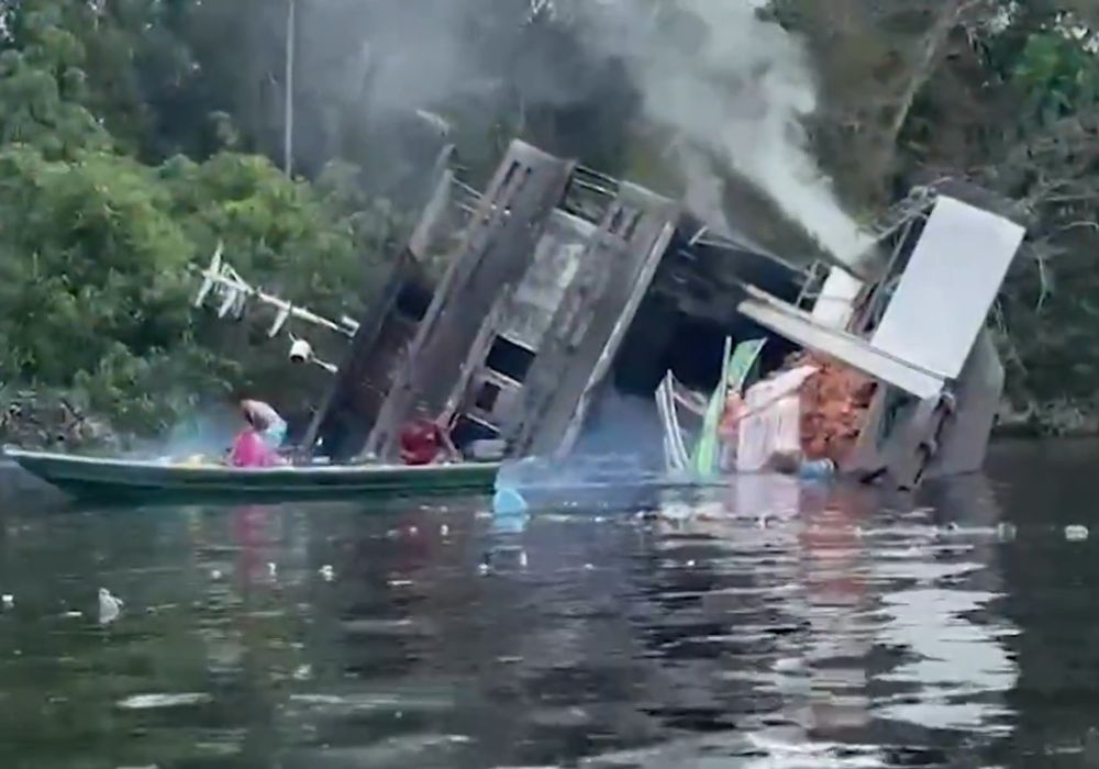 Embarcação pegou fogo no Rio Negro, em Amazonas. (Foto: Reprodução) 