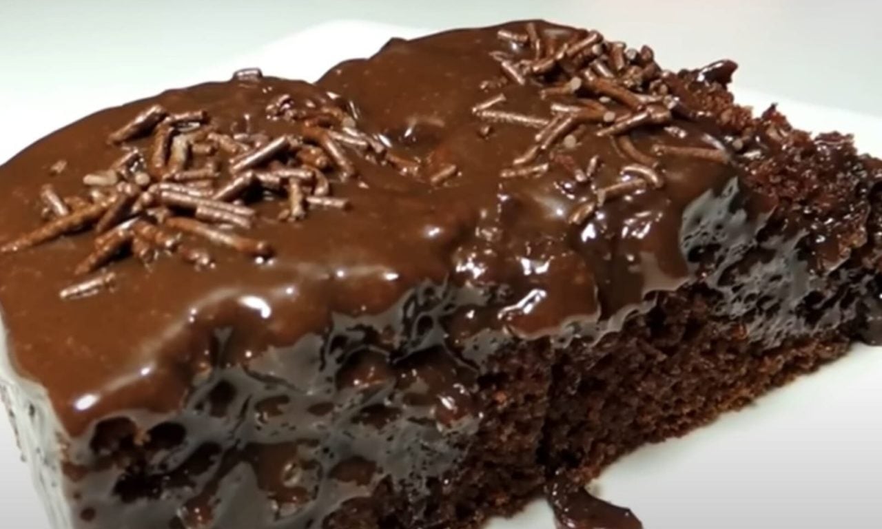 O segredo e o passo a passo para fazer um bolo de chocolate fofinho e suculento
