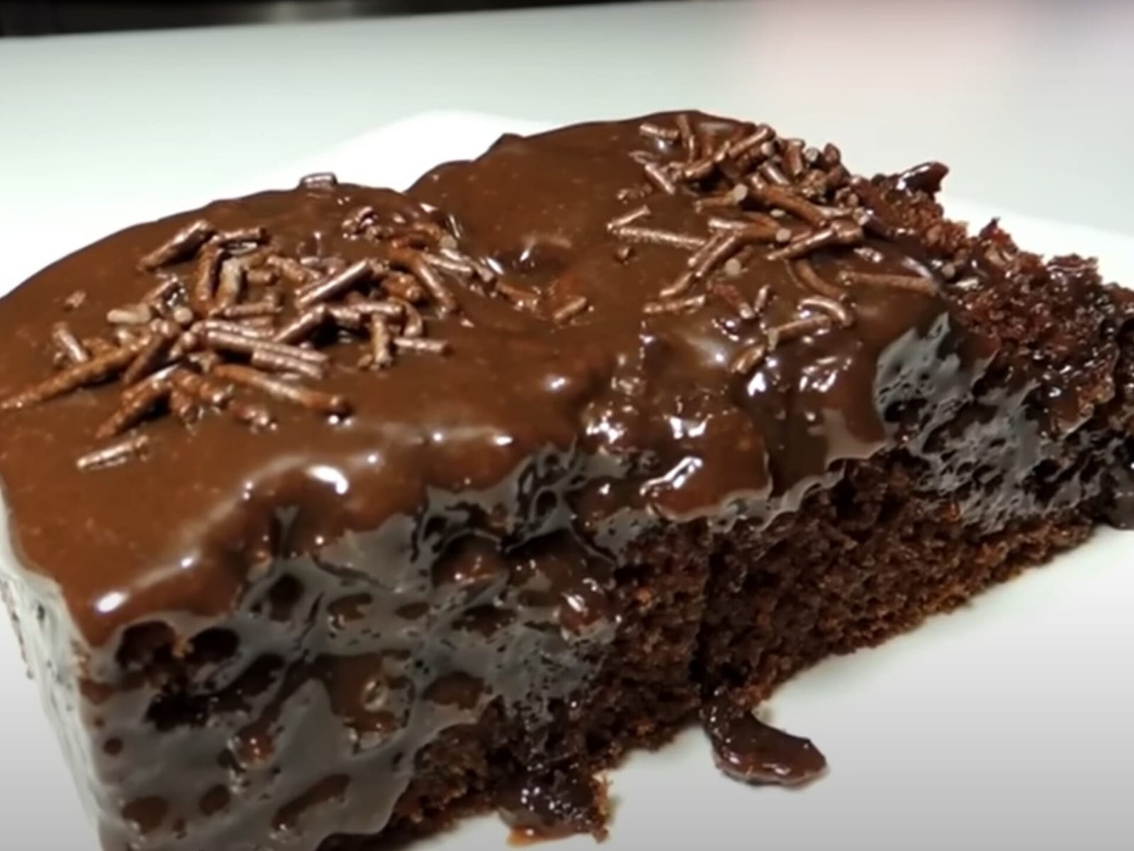 O segredo e o passo a passo para fazer um bolo de chocolate fofinho e suculento