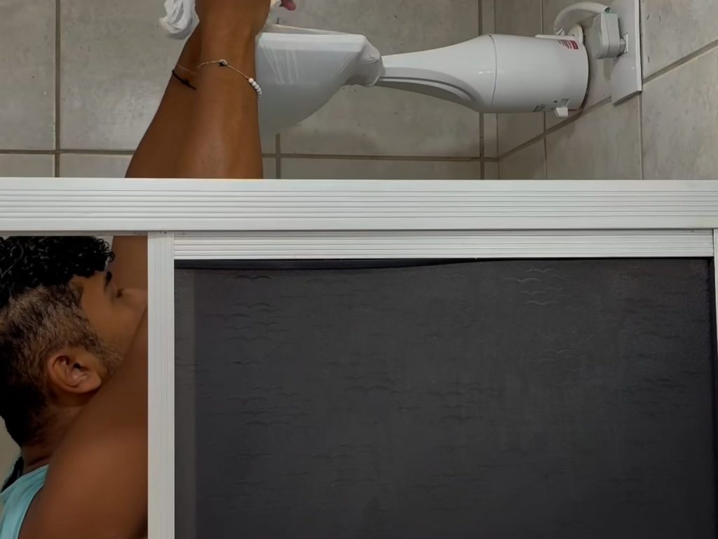 Aprenda a desentupir o chuveiro do banheiro usando uma sacola