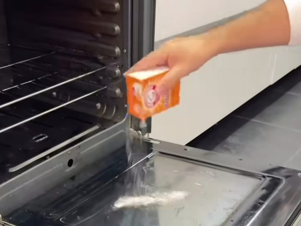 Forma correta e prática de remover o óleo da parte interna do forno