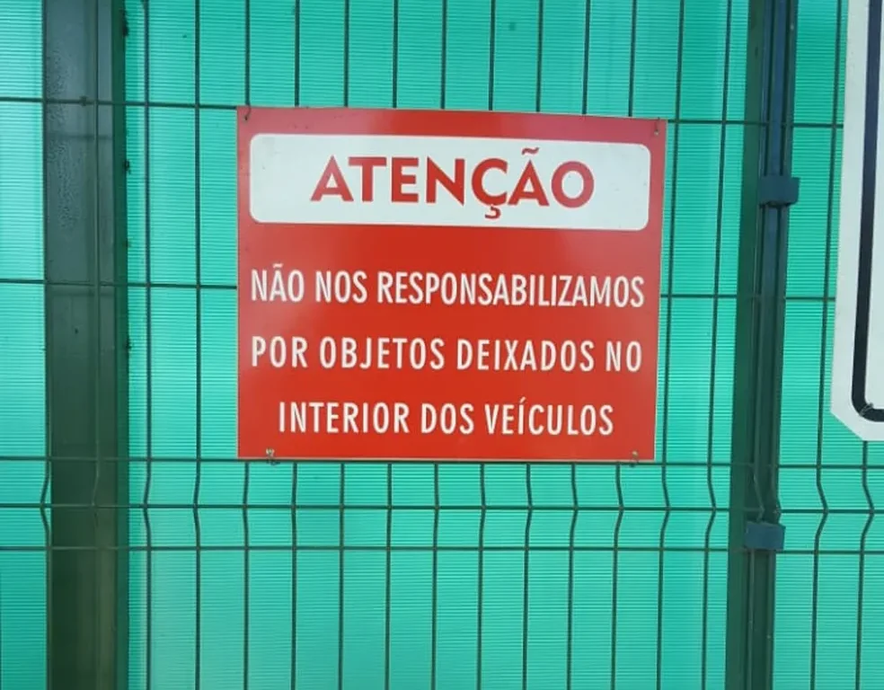 Placa chama atenção de motoristas no estacionamento e advogada faz esclarecimento