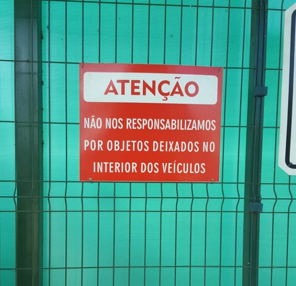 Placa chama atenção de motoristas no estacionamento e advogada faz esclarecimento