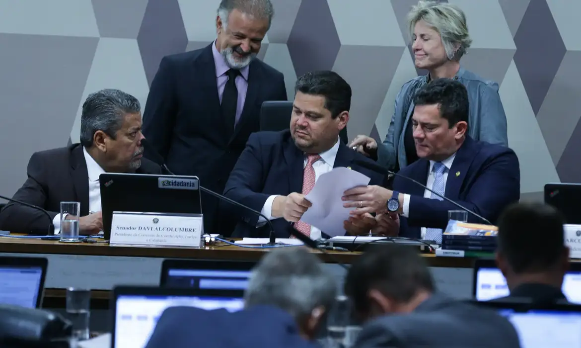 CCJ do Senado adia votação da PEC que altera regime jurídico do BC