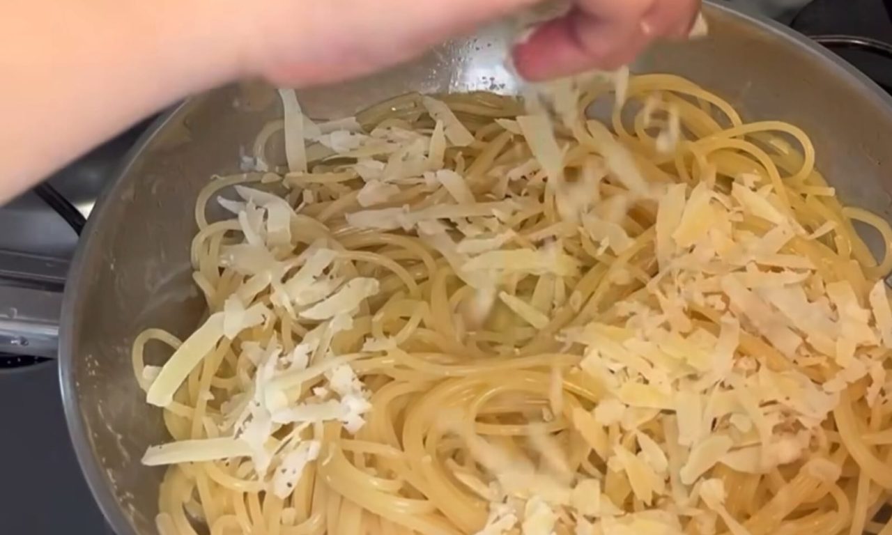 Paola Carosella ensina a deliciosa receita de macarrão na manteiga (é muito fácil)