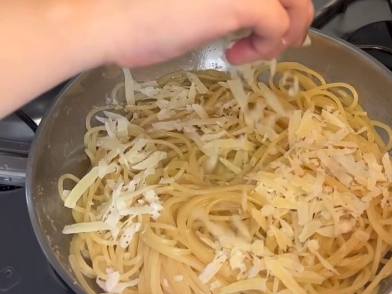 Paola Carosella ensina a deliciosa receita de macarrão na manteiga (é muito fácil)