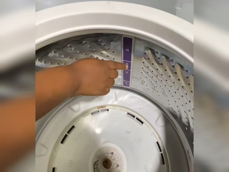 A quantidade correta de água que deve ser colocada na máquina de lavar