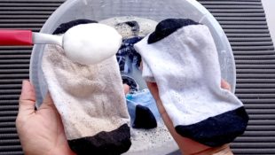 Forma simples de tirar o encardido das meias sem precisar sofrer esfregando