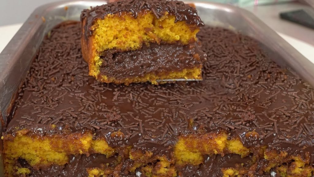 Aprenda a fazer delicioso bolo de cenoura que já sai do forno recheado e não vai trigo na receita