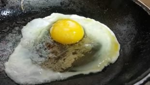 O jeito certo de fritar ovo: assim não gruda nem espirra óleo