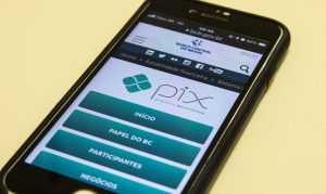 Adeus, atraso na pensão: proposta cria débito automático via Pix e aumenta controle sobre pagamentos