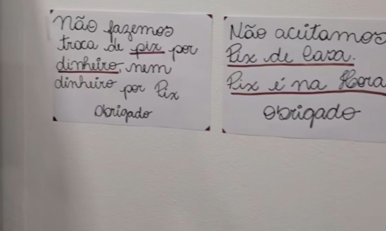 Placas chamam atenção de moradores que vão ao mercado fazer compras